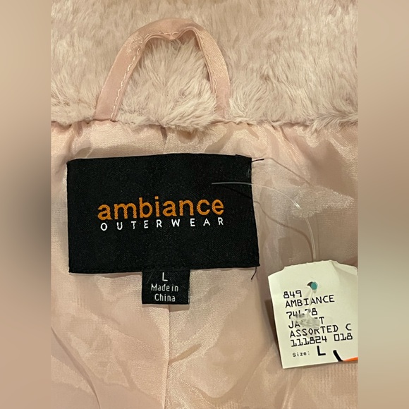 Faux fur cropped jacket. Front zipper, 2 pockets. Subtle pink. Size L. NWT - Picture 10 of 11